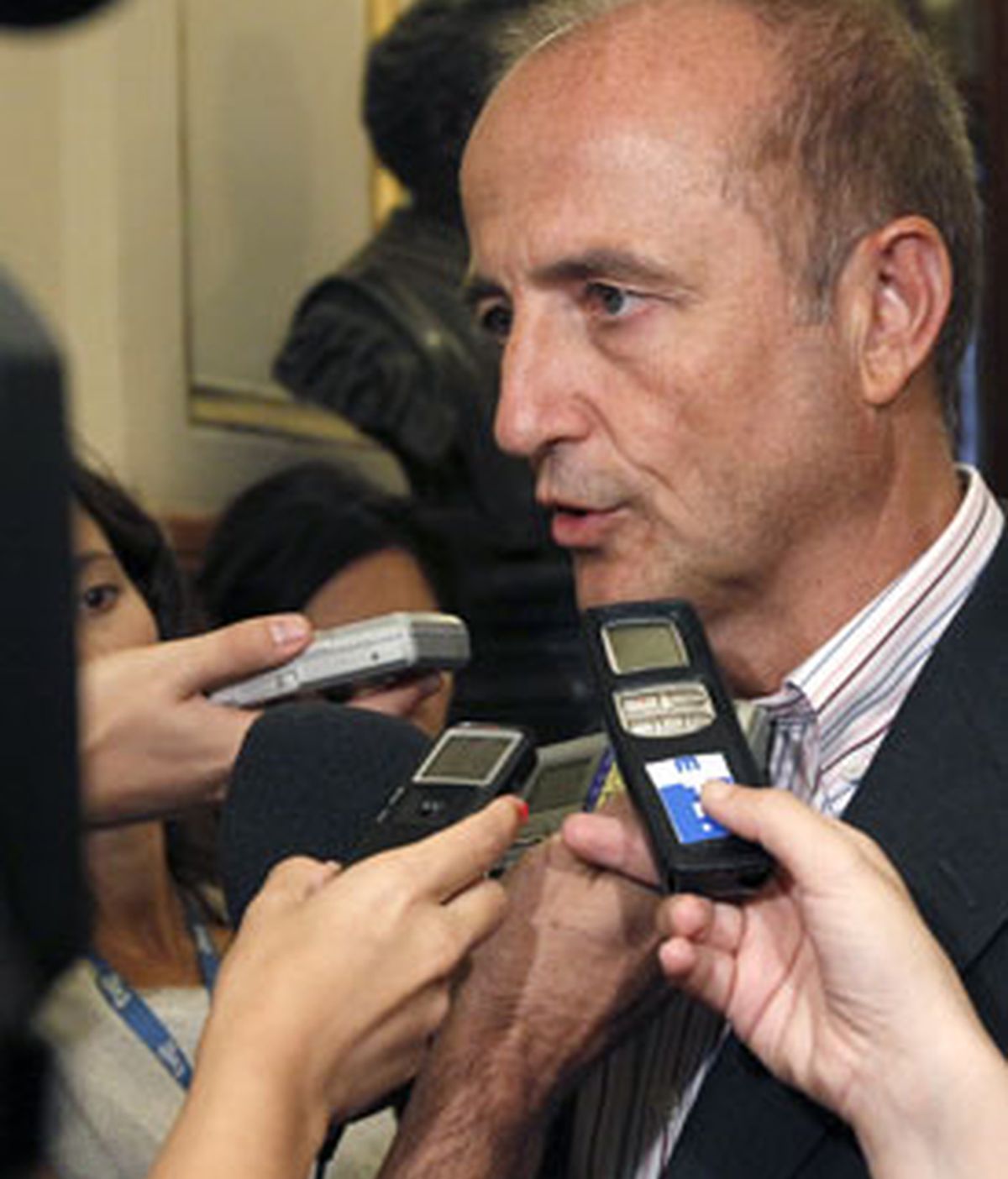 El ministro de Industria , Miguel Sebastián, informa los periodistas, en los pasillos del Cogreso sobre su reunión con Pemex. Foto: EFE.