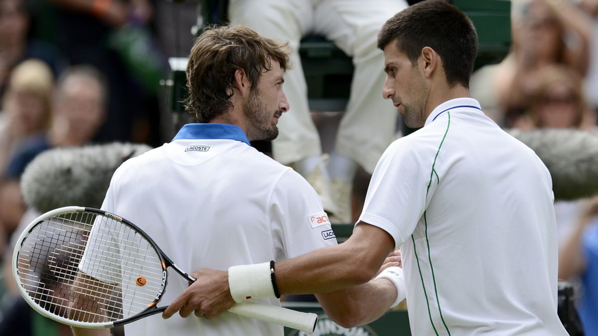 Novak Djokovic vence a Juan Carlos Ferrero en el torneo de Wimbledon en Londres