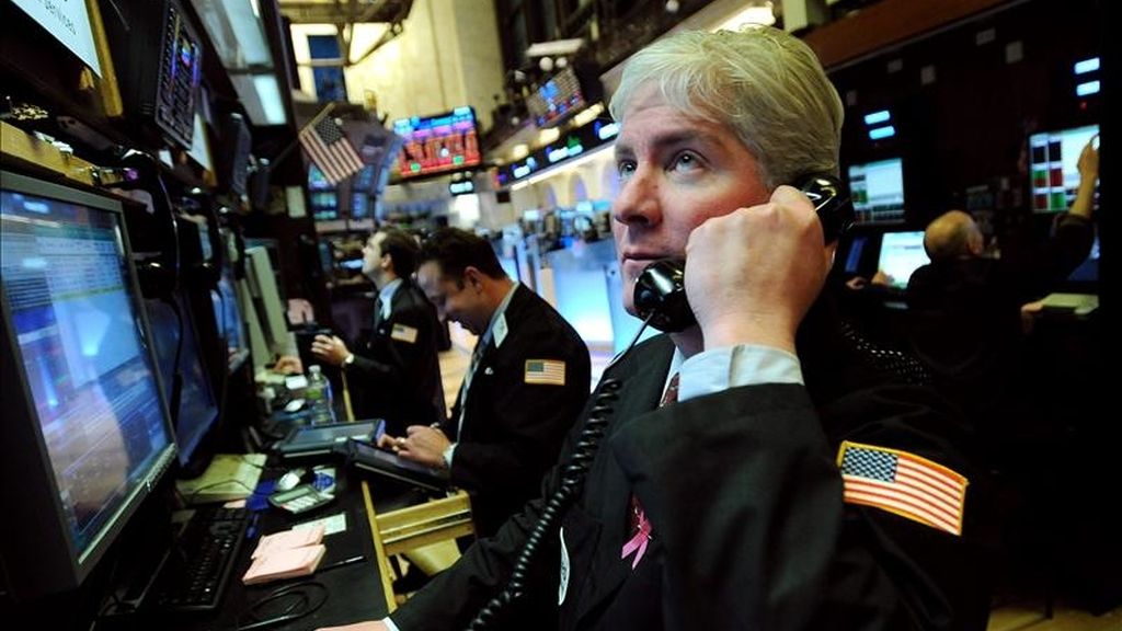 Finalmente fue el sector empresarial el que ayudó a empujar la balanza hacia el terreno positivo, ya que los ascensos del 2,7 % de la tecnológica Intel y del 2,18 % de la aeronáutica Boeing animaron la jornada. EFE/Archivo Finalmente fue el sector empresarial el que ayudó a empujar la balanza hacia el terreno positivo, ya que los ascensos del 2,7 % de la tecnológica Intel y del 2,18 % de la aeronáutica Boeing animaron la jornada. EFE/Archivo