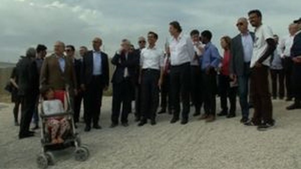 Varios ministros de la UE visitan un centro de inmigrantes en Atenas