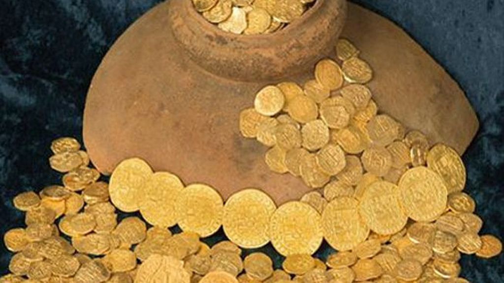 Hallan un tesoro de monedas de oro en los restos de un galeón español en Florida