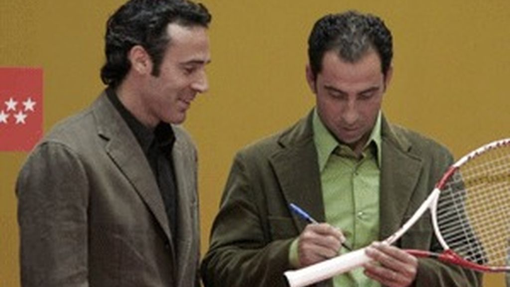 Alex Corretja junto al que este año ha sido el capitán del equipo español de Copa Davis, Albert Costa FOTO: EFE/ archivo