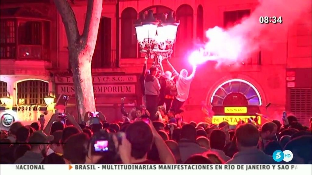 La afición del Barça se acuerda del Madrid celebrando la Copa en Canaletas