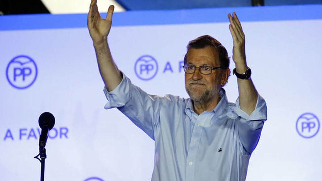 Rajoy reclama desde el balcón de Génova "el derecho a gobernar" del PP