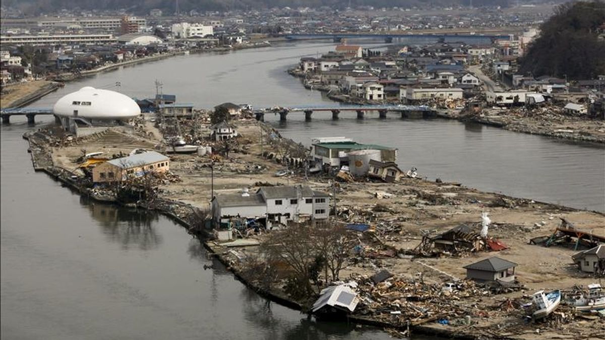 Vista general de la devastación causada por el terremoto y posterior tsunami en la ciudad de Ishinomaki, en la prefectura de Miyagi (Japón). EFE