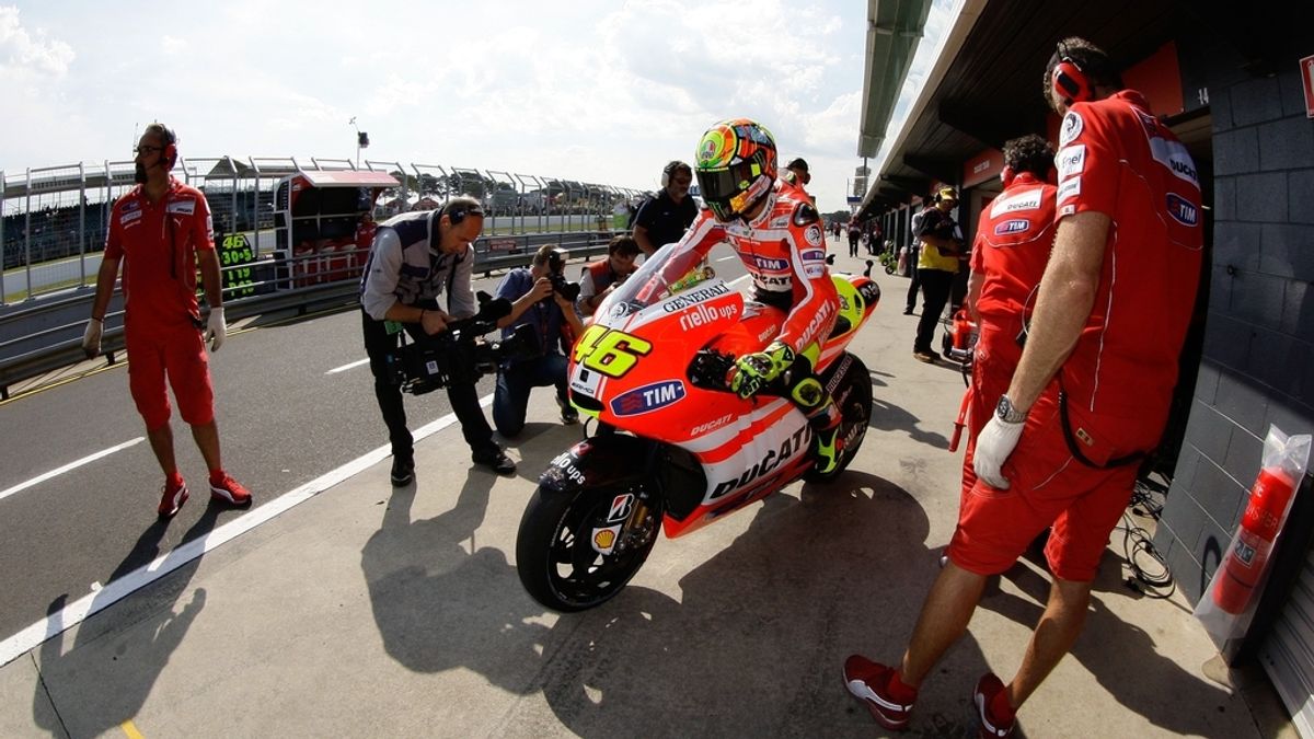 Rossi sale del box con la Ducati