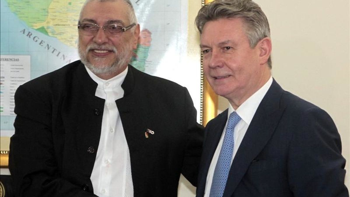 El comisario europeo de Comercio, Karel De Gucht (d), estrecha la mano del presidente paraguayo, Fernando Lugo (i), en Asunción, en el marco de su visita oficial al país sudamericano para debatir temas vinculados con las negociaciones entre la Unión Europea (UE) y el Mercosur (Mercado Común del Sur) sobre la búsqueda de un acuerdo de libre comercio. EFE