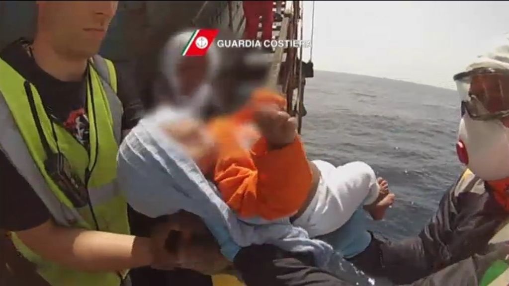 La Guardia Costera italiana traslada a tierra a un bebé somalí enfermo