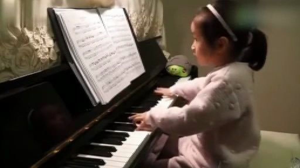 Una niña sorprende por su maestría al piano con tres años