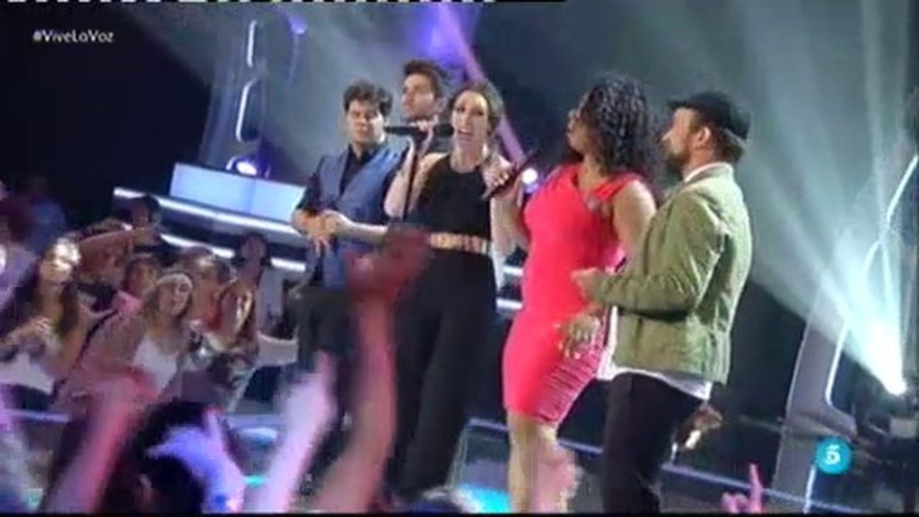 Joaquín, Diego, Juañarito y Diana cantan junto a su coach Malú