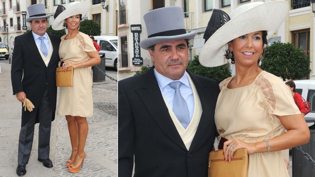 Eva González y Cayetano, sombreros y chisteras en la boda clásica de Fran Rivera