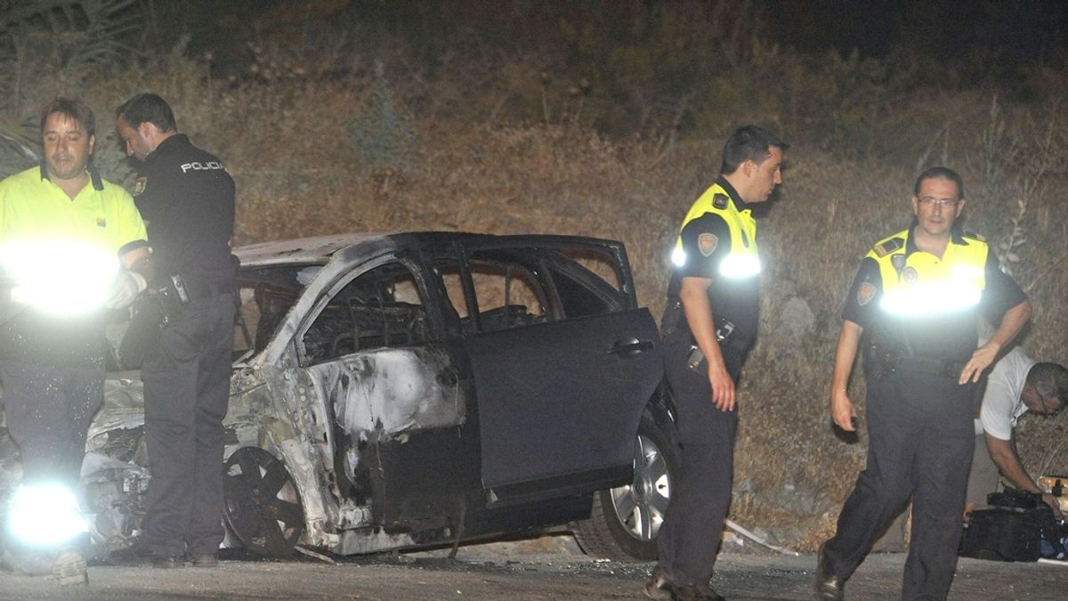 Hallan el cuerpo de una mujer en el interior del maletero de un coche incendiado en Granada