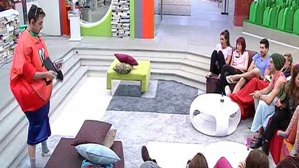 Los concursantes se disfrazan de la mascota del Mundial del ’82