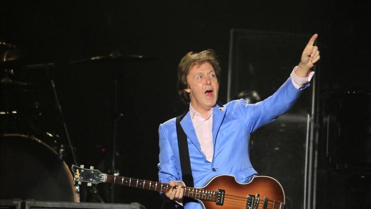 El cantante británico Paul McCartney se presenta durante un concierto realizado hoy en el estadio Monumental de Lima (Perú), donde el exintegrante de la legendaria banda The Beatles presentó su espectáculo "Up and coming". EFE