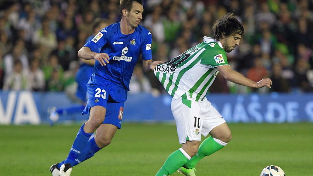 El centrocampista del Real Betis, Beñat Etxebarría (d), es agarrado de la camiseta por el jugador del Getafe CF, Borja Fernández, durante el partido, correspondiente a la jornada vigésimo novena del campeonato nacional de Liga en Primera División, que Betis y Getafe disputan esta noche en el estadio Benito Villamarín, en Sevilla