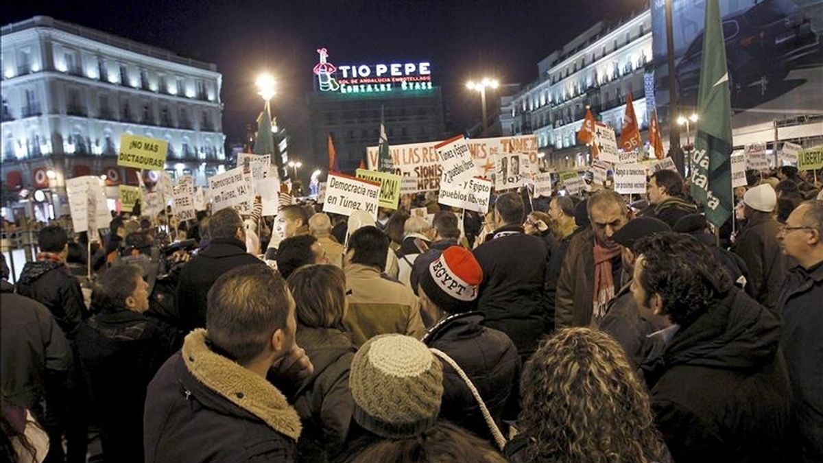 Unas cuatrocientas personas, convocadas por una veintena de organizaciones sociales, se han concentrado hoy en la madrileña Puerta del Sol para mostrar su solidaridad con las protestas de la ciudadanía en Egipto y Túnez. EFE Unas cuatrocientas personas, convocadas por una veintena de organizaciones sociales, se han concentrado hoy en la madrileña Puerta del Sol para mostrar su solidaridad con las protestas de la ciudadanía en Egipto y Túnez. EFE
