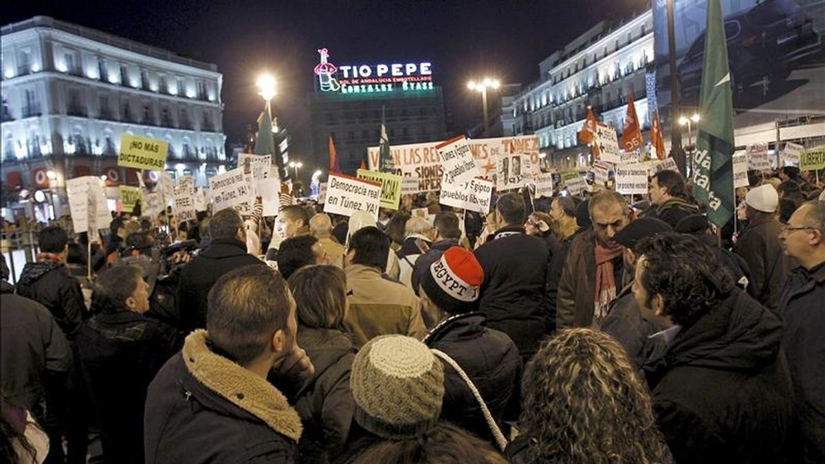 Unas cuatrocientas personas, convocadas por una veintena de organizaciones sociales, se han concentrado hoy en la madrileña Puerta del Sol para mostrar su solidaridad con las protestas de la ciudadanía en Egipto y Túnez. EFE