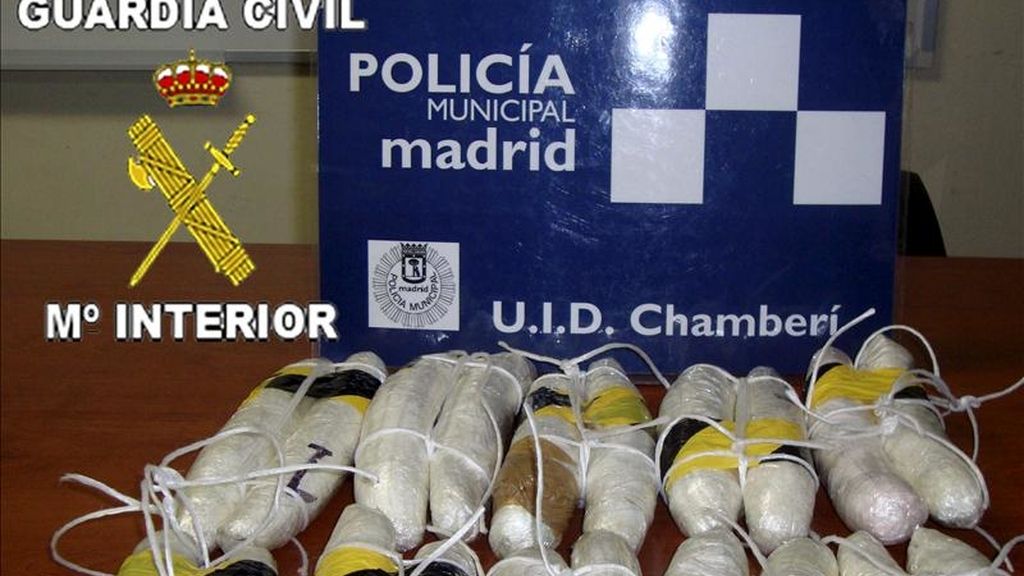 Fotografía facilitada por el Ministerio del Interior de parte de los 30 kilos de cocaína y otras sustancias, que ha sido incautada por la Guardia Civil en la operación "Dilios", desarrollada en Madrid y Zaragoza, en la que también se han intervenido dos kilos de hachís y otros 30 kilos de productos químicos, resultando detenidas 17 personas, dos españoles, catorce colombianos y un rumano. EFE