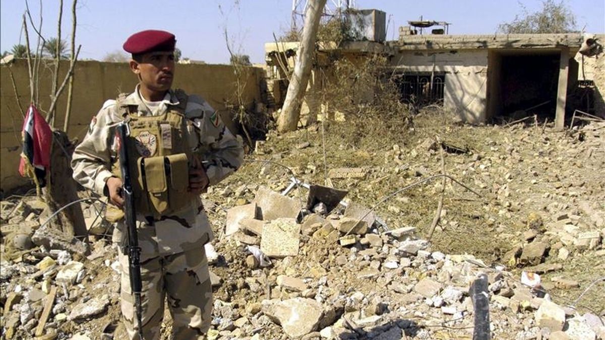 Un soldado iraquí vigila desde los escombros de unos edificios tras un ataque suicida en la provincia de Baqubah, noreste de Irak. EFE/Archivo