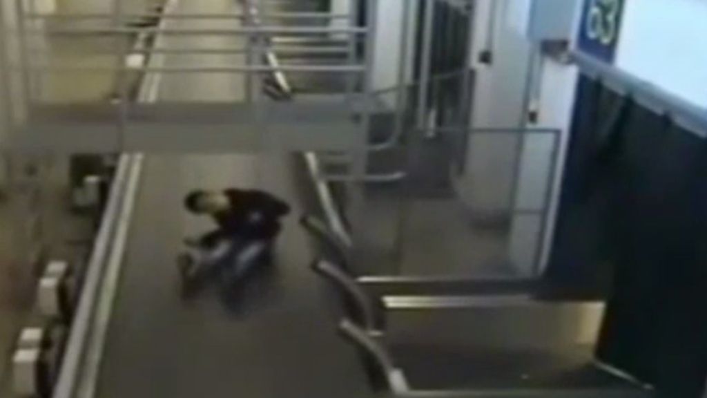 Un niño dispara las alarmas en un aeropuerto al colarse en la cinta de equipajes