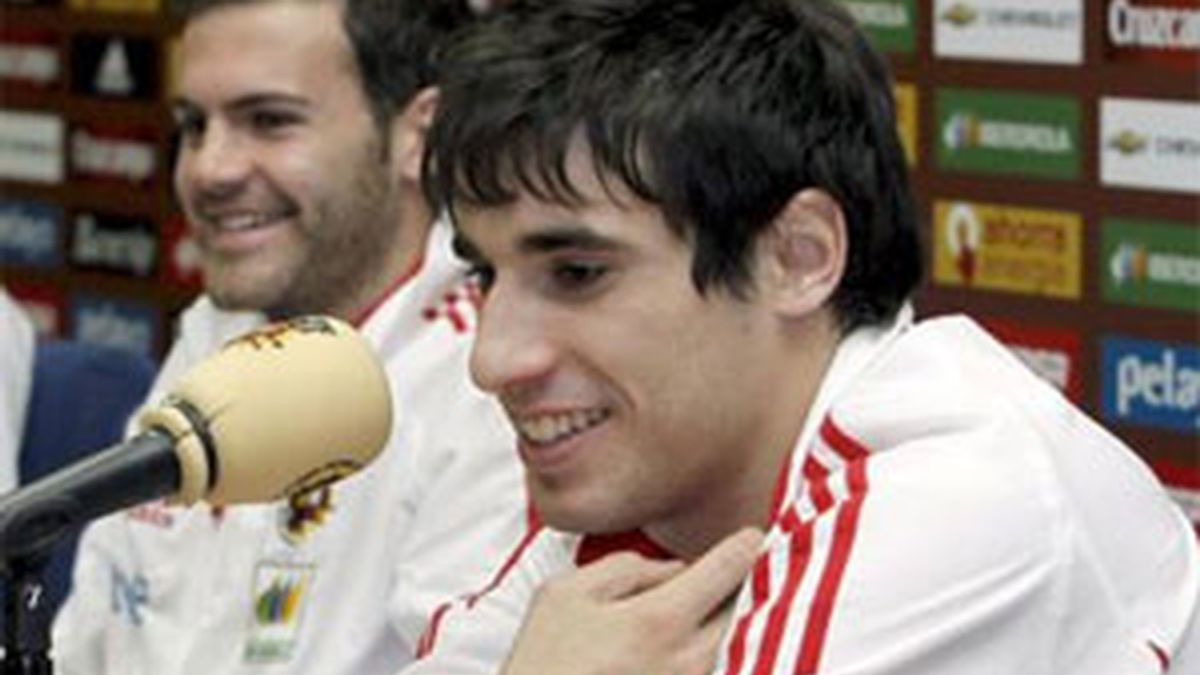 Juan Mata y Javi Martínez, dos campeones del mundo el la sub-21. Foto: EFE