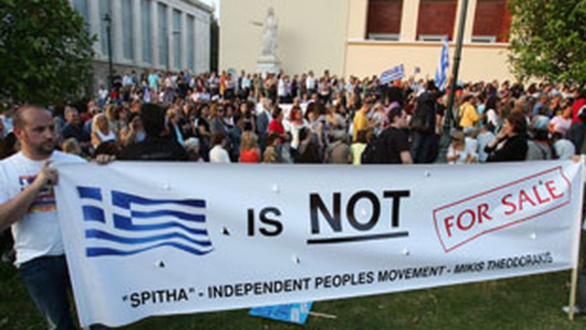 Mles de personas según los espacios en redes sociales acuden a la plaza central de Atenas (Síntagma) al llamado de protestas paneuropeas. Foto: EFE/Archivo