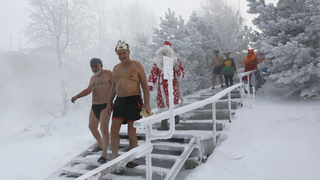 Un grupo de personas acuden a darse un frío baño en Rusia