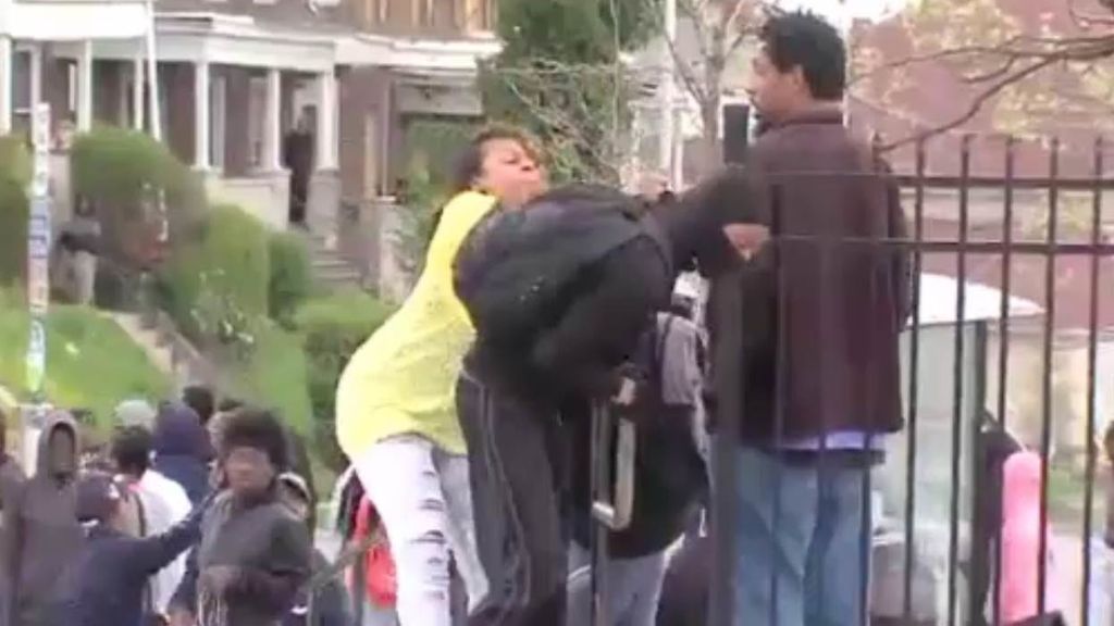 Tremenda regañina de una madre a su hijo manifestante en Baltimore