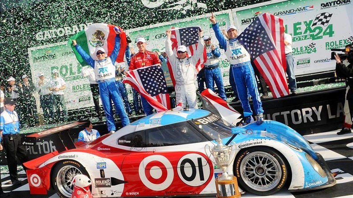 Los pilotos (de i a d) el mexicano Memo Rojas, Graham Rahal, Joey Hand y Scott Pruett, del equipo "Chip Ganassi Racing with Felix Sabates", celebran después de adjudicarse la victoria en las 24 Horas de Daytona, disputadas en el autódromo Internacional de la ciudad de Daytona (FL, EE.UU.). EFE