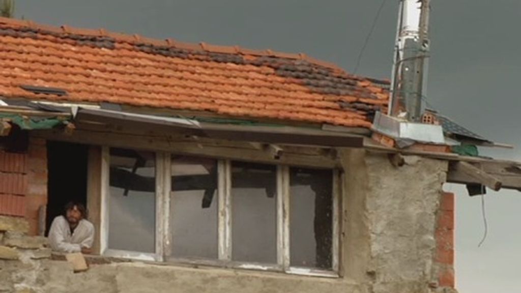 La casa de Fermín tiene lo básico, lo más tecnológico que tiene es una radio a pilas, ya que la única electricidad que recibe viene de unas placas solares