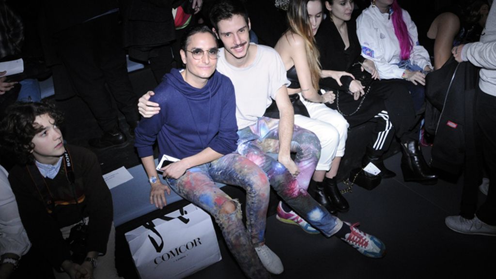 Josie y el dj Andrés Borque "Ninyofixo" en el front row con unos pantalones muy cósmicos