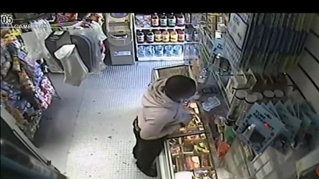 Un atracador utiliza un plátano como pistola para atracar una tienda