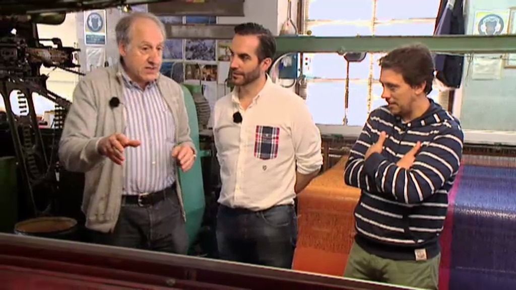 El artesano Ángel Valgañón explica el proceso de las mantas de mohair