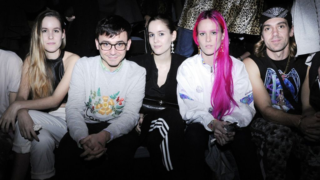 Las hermanas Lucía y Helena Cuesta, el editor Luis Venegas, María Forqué y el diseñador Isaac New de Isaacymanu