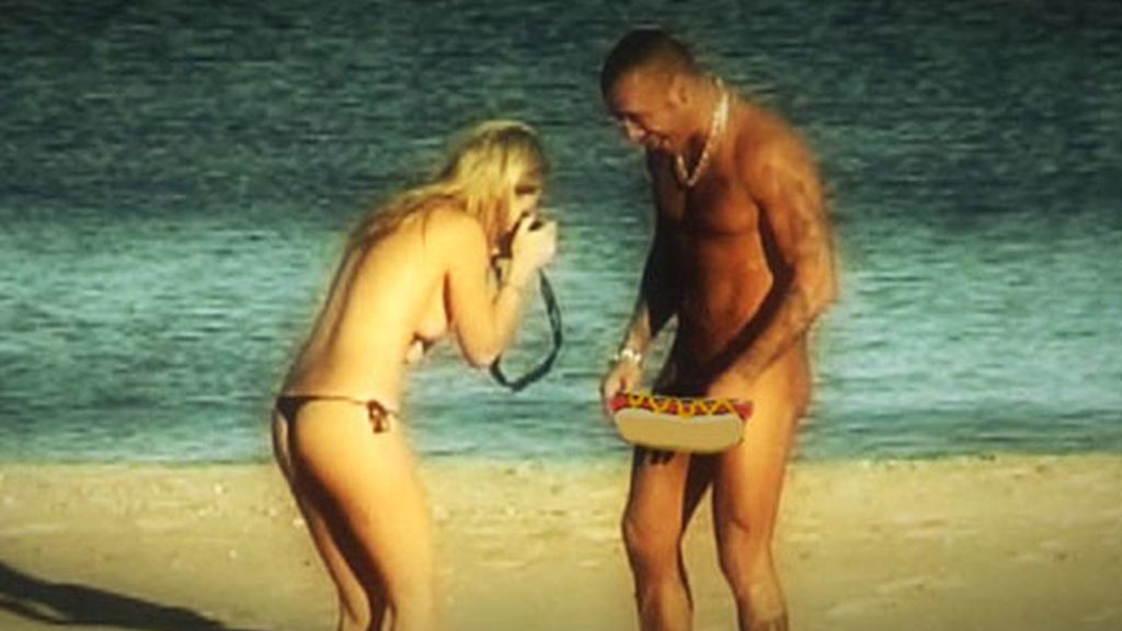 Dinio y su novia, sin ropa en la playa