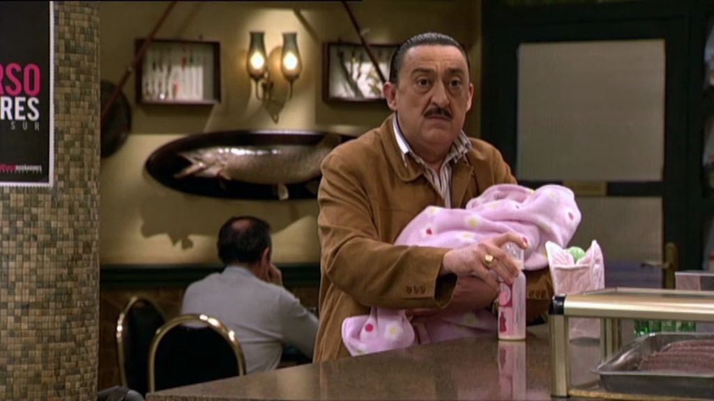 Dejan un cesto con una niña en el 'Bar Reynold's'