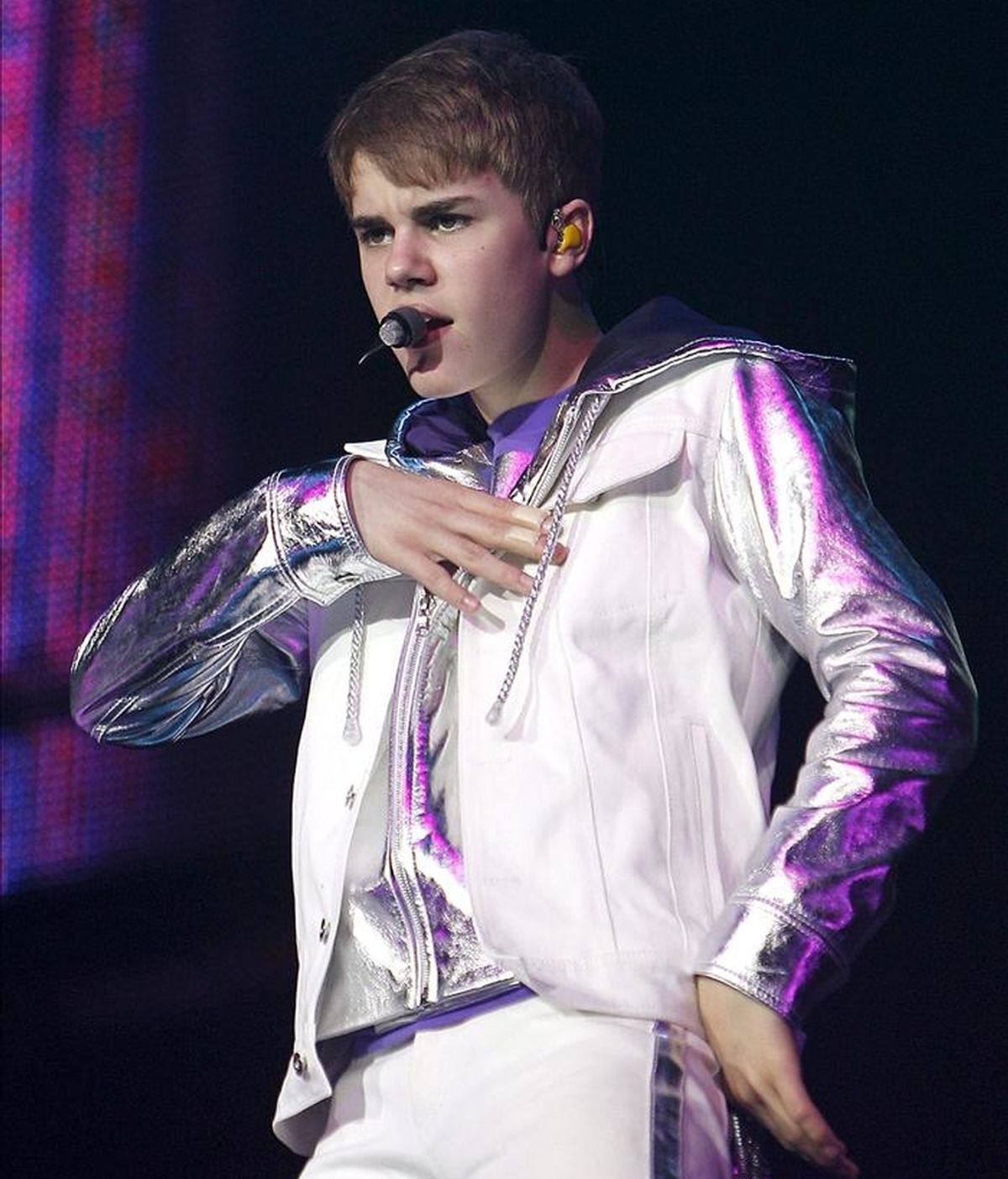 El ídolo juvenil Justin Bieber durante el concierto que ha ofrecido dentro de la gira "My World Tour", en el Palacio de los Deportes de Madrid. EFE