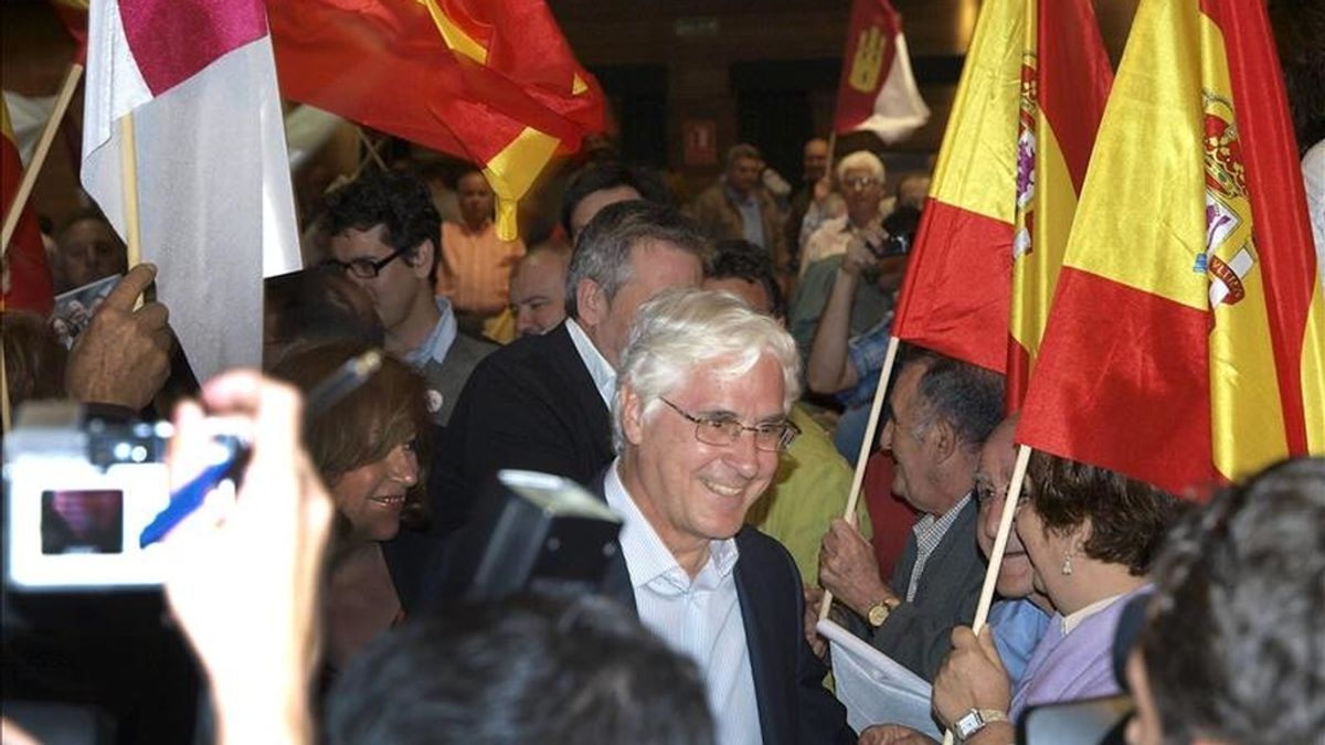 El candidato del PSOE a la presidencia de Castilla-La Mancha, José María Barreda (c), a su llegada a un acto electoral celebrado en Valdepeñas. EFE