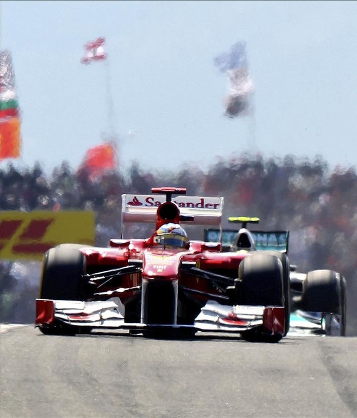 El piloto español Fernando Alonso, de la escudería Ferrari, conduce su monoplaza durante la celebración del Gran Premio de Fórmula Uno de Turquía en el circuito de Estambul este  domingo. EFE