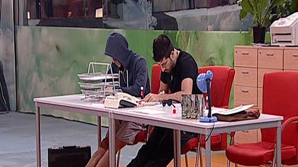 Tienen que recomponer fotografías, descifrar extrañas llamadas…