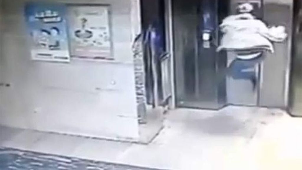 Se rompe las piernas tras patear la puerta del ascensor y caer por el hueco