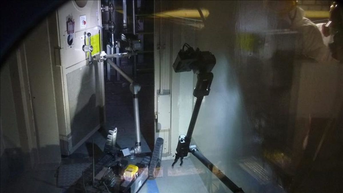Fotografía cedida por Tokyo Electric Power company (TEPCO) que muestra un robot de fabricación estadounidense utilizado también por las fuerzas militares de EEUU, en el interior de la edificación de un reactor en la planta nuclear de Fukushima Daiichi, Japón. EFE/TEPCO