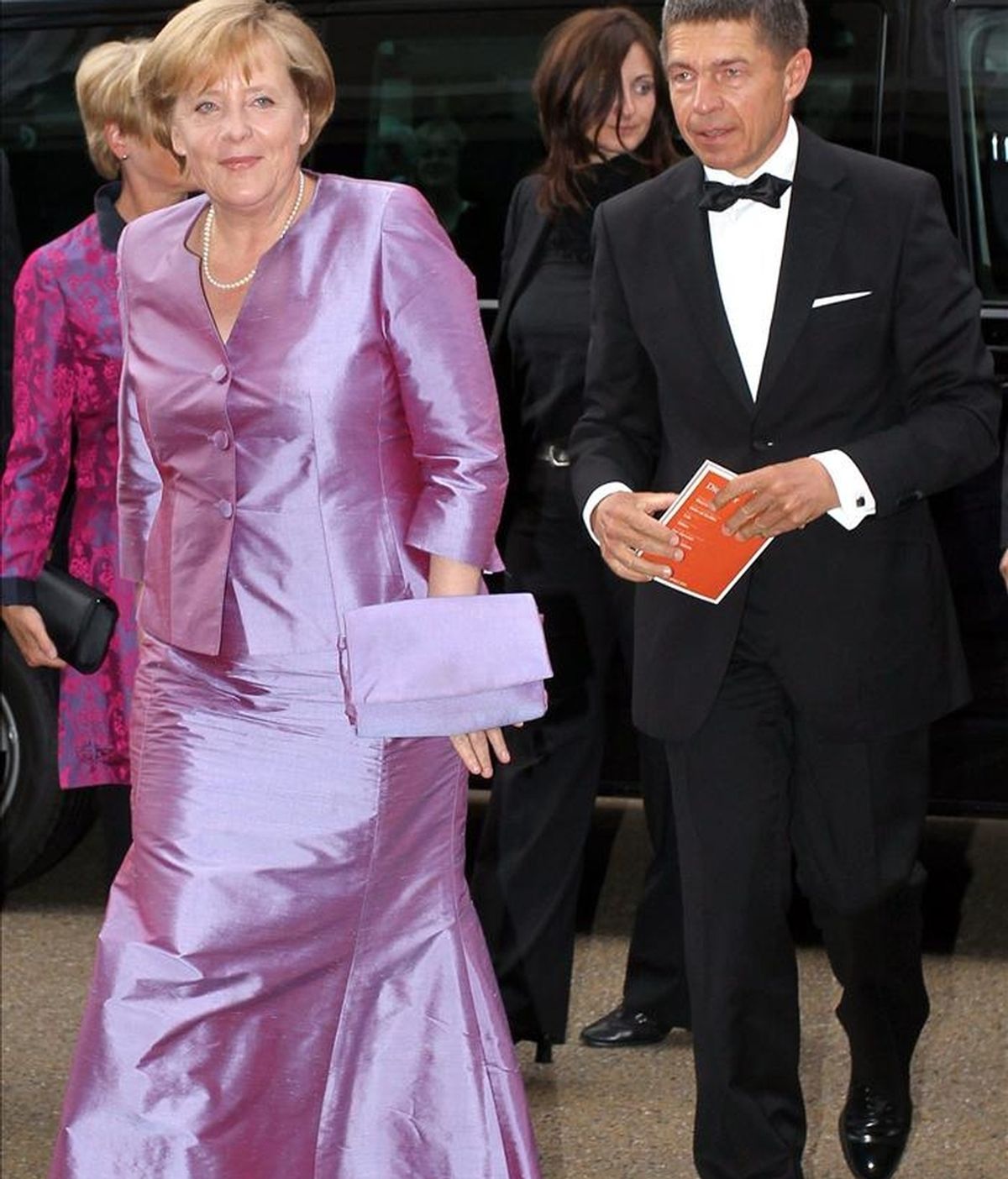 La canciller aleman, Angela Merkel (izq), acompañada de su marido Joachim Sauer (dcha), a su llegada al estreno de la ópera Electra en agosto de 2010, en el ámbito del Festival de Salzburgo (Austria). EFE/Archivo