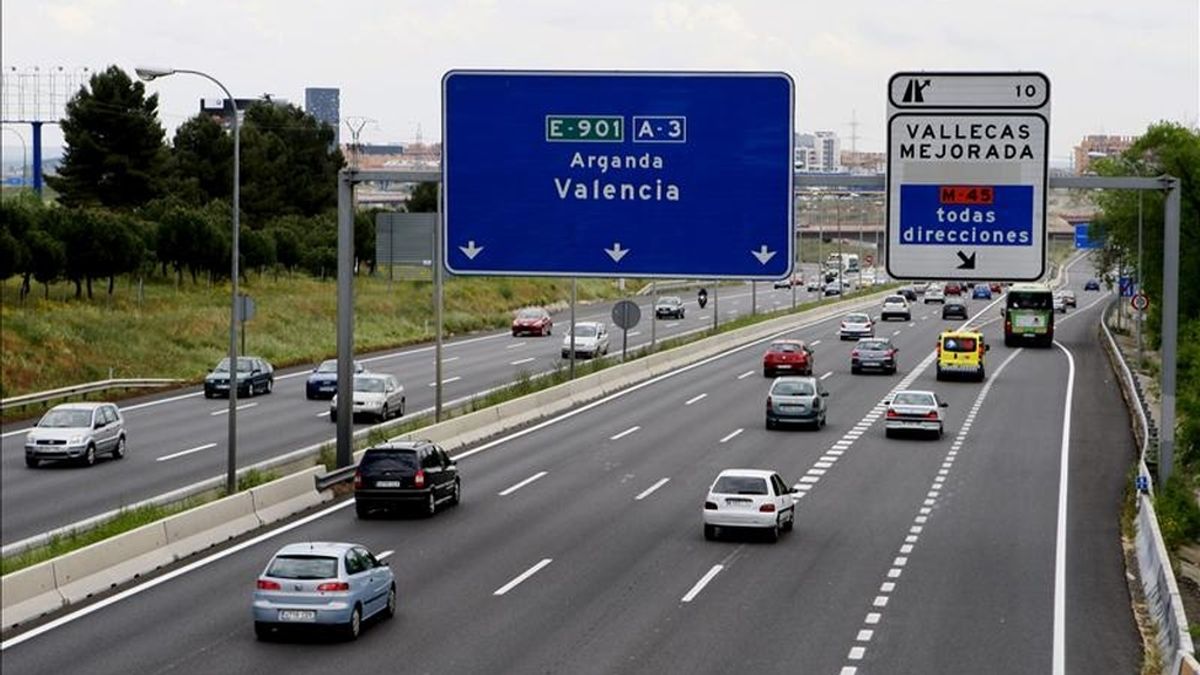 Estado de la circulación en la carretera de Valencia A-3 ayer en dirección salida de Madrid. EFE/Archivo