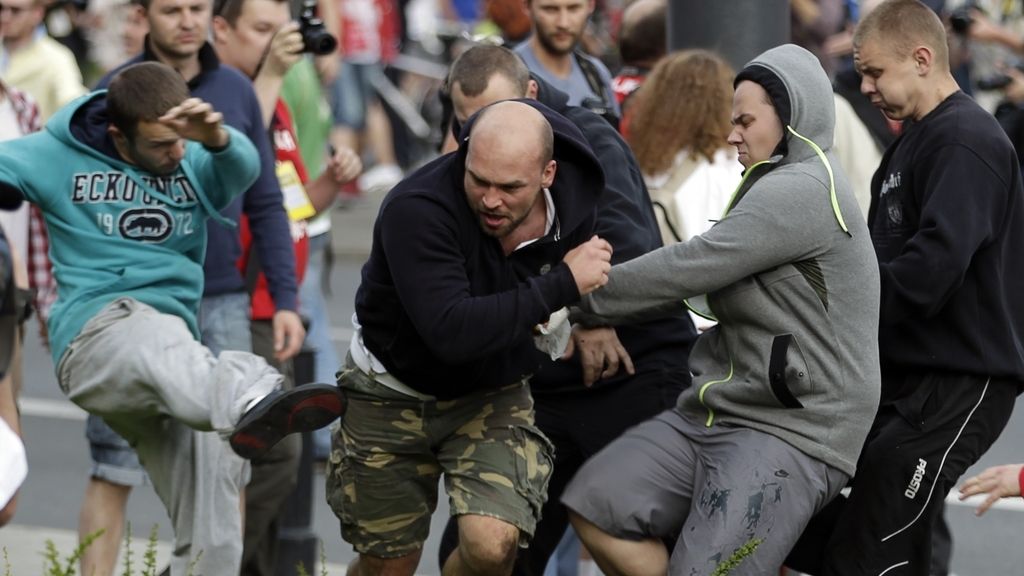 Peleas, destrozos, insultos racistas y detenciones