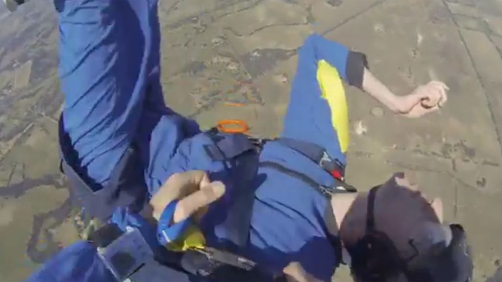 Un instructor de paracaidismo salva la vida a su alumno que sufre un ataque epiléptico
