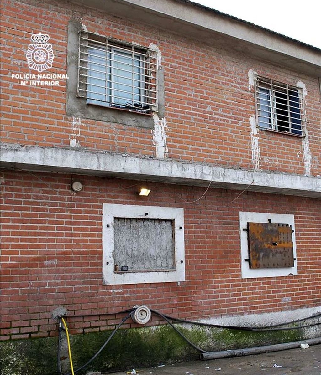 Foto facilitada por el Ministerio del Interior del exterior de una vivienda en el poblado madrileño de Valdemingómez en la que la Policía Nacional, en una operación efectuada el pasado 19 de enero, ha detenido a veinte personas, ocho de ellas pertenecientes a un clan familiar que lideraba la banda, que se dedicaban a la venta de droga, en una "fortaleza" que contaba con puertas y ventanas blindadas, entre otras medidas de seguridad. EFE Foto facilitada por el Ministerio del Interior del exterior de una vivienda en el poblado madrileño de Valdemingómez en la que la Policía Nacional, en una operación efectuada el pasado 19 de enero, ha detenido a veinte personas, ocho de ellas pertenecientes a un clan familiar que lideraba la banda, que se dedicaban a la venta de droga, en una "fortaleza" que contaba con puertas y ventanas blindadas, entre otras medidas de seguridad. EFE