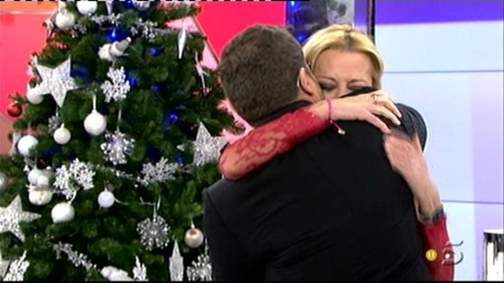 Blén Esteban y Jorge Javíer Vázquez se funden en un abrazo para despejar las dudas sobre su enfrentamiento