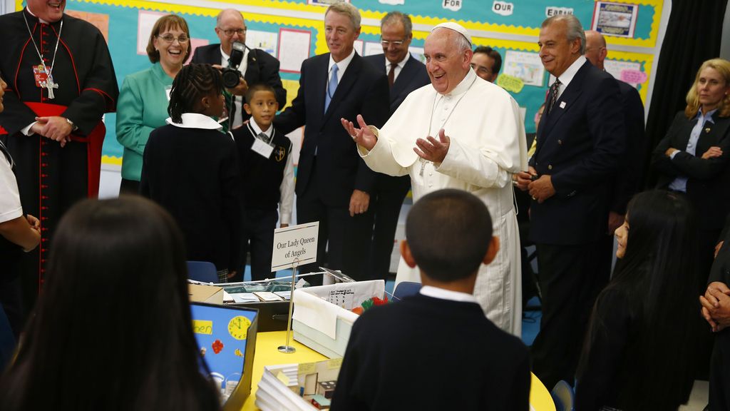 El papa visita una escuela en el barrio neoyorquino de Harlem