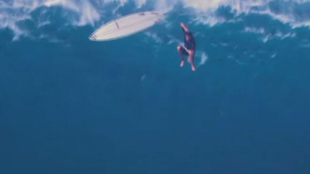 Espectacular caída de un surfista en Hawai desde una ola de 10 metros